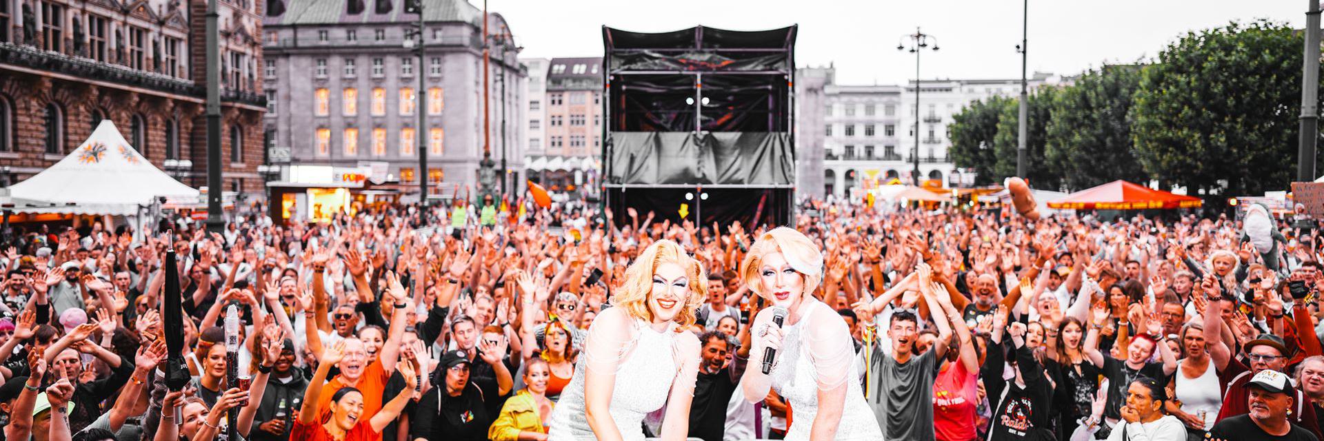 Die Double Dees auf der Hauptbühne beim CSD in Hamburg 2024