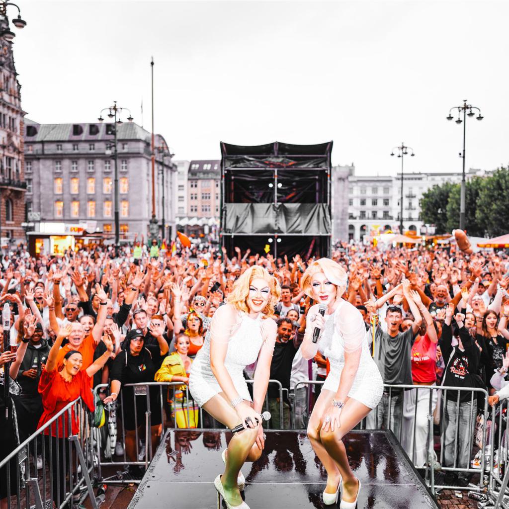 Die Double Dees auf der Hauptbühne beim CSD in Hamburg 2024